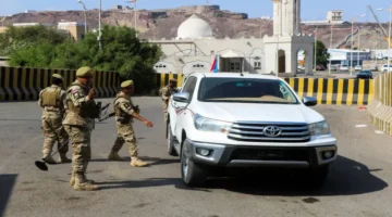 إعلان جديد.. العليمي يطالب باحتواء التصعيد بشرق اليمن ويثني على دور السعودية